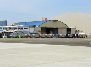 1280px-taipei_songshan_airport_air_cargo_warehouse_20110811.jpg