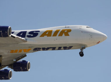 atlas_air_b747_cargo_plane_comes_in_to_land.jpg