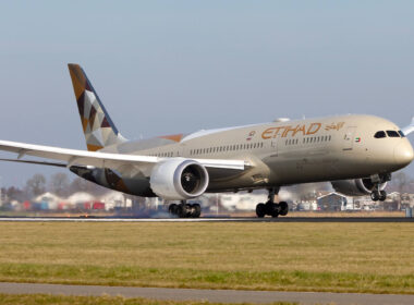 etihad_b787_landing_at_amsterdam_schiphol.jpg