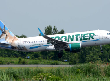 frontier_airlines_a320_landing_in_philadelphia.jpg