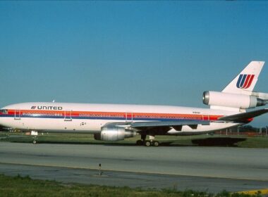 N1819U_McDonnell_Douglas_DC-10-10_United_Airlines