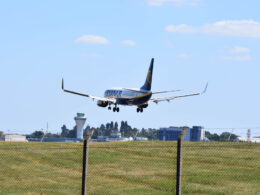 ryanair_boeing_737_landing_at_birmingham_airport.jpg