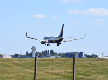 ryanair_boeing_737_landing_at_birmingham_airport.jpg