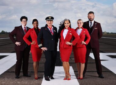 virgin_atlantic_crew_pose_with_michelle_visage.jpg